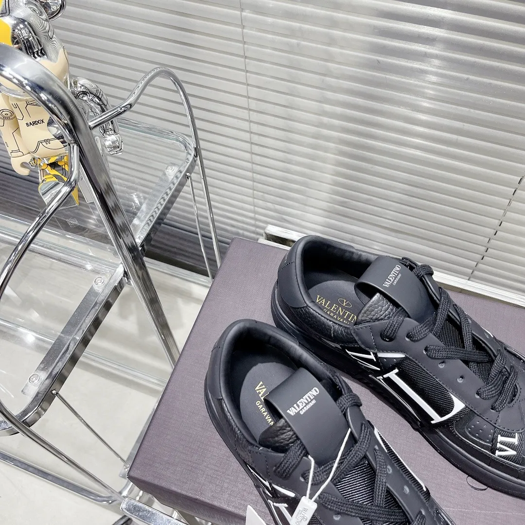 👟👟Ex-factory price 600👟👟 Valentino ONE STUD calfskin lace-up sneakers. Soft suede low-top sneakers, classic and versatile, couple's sneakers, special goods, worth buying! A pair of simple shoes with unique details will save you from the difficulty of dressing. OneStud sneakers, with quilted plaid and oversized rivets, create an eye-catching punk style and get rid of the heavy feeling of this season's clothing. Upraise calfskin derby shoes, with exquisite leather construction and simple silhouette, and smooth lines set the tone of coolness, are a versatile item in the wardrobe. There are more Valentino boutique shoes waiting for you to unlock! It’s time to get the shoes you’ve been coveting for a long time! Officially on sale 7,+++ - Seven straps, decorated with metallic rubber effect. Decoration on the back and tongue. Size 35-44.